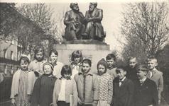 Памятник Марксу и Энгельсу. Снимок 1968 года